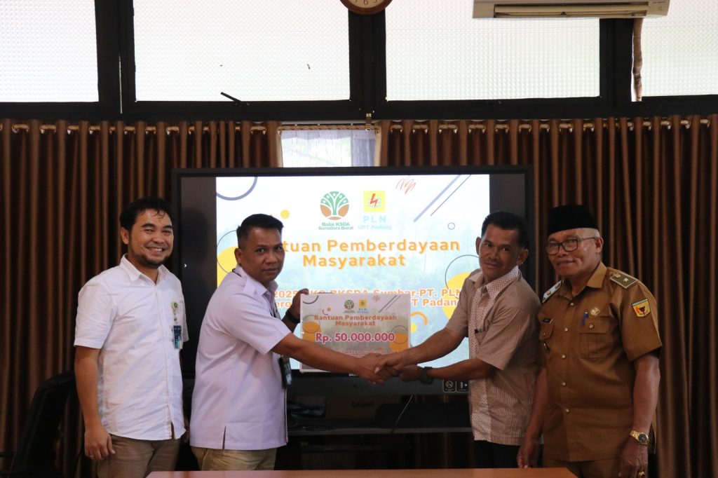 BKSDA Sumatera Barat Menyerahkan Bantuan Pemberdayaan Masyarakat Kepada Pokdarwis Panorama Batu Badindiang, nagari Tabek Patah, Kab. Tanah Datar